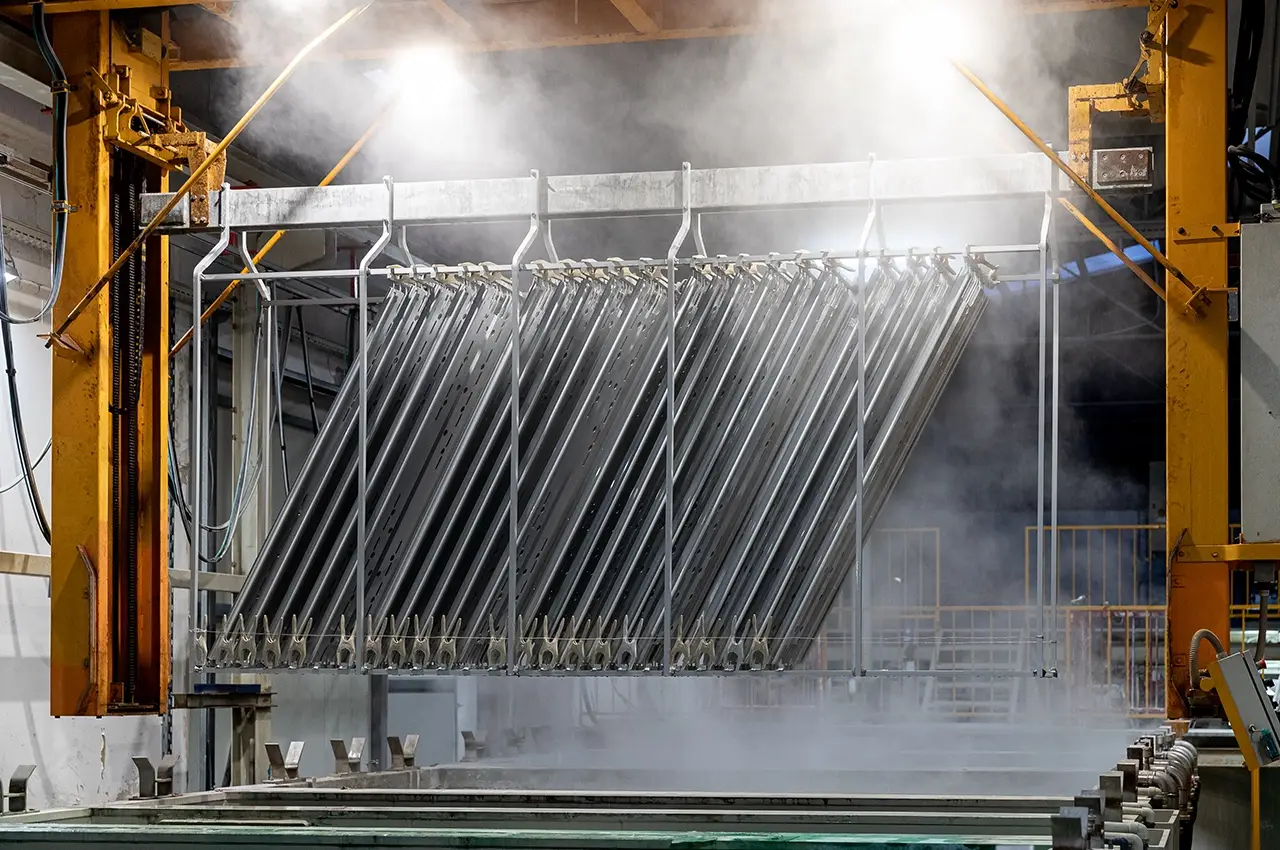 Aluminijasti profili med površinsko obdelavo v procesni kadi