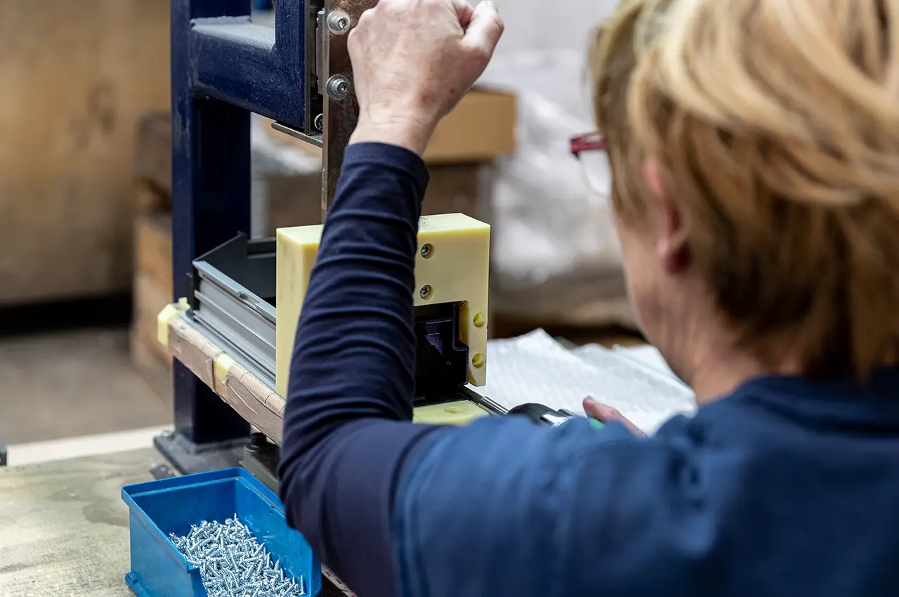 Operaterka pri spajanju aluminijaste komponente