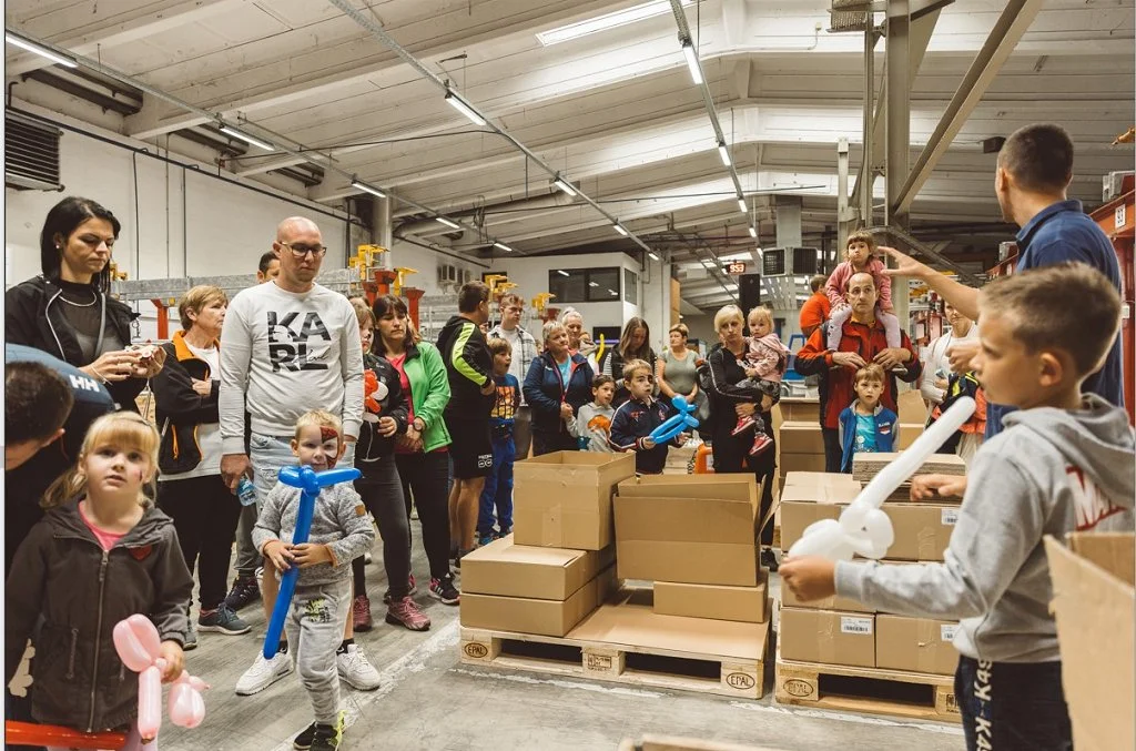 Posvet_velike_Emmijeve_dru__ine_na_delovnem_mestu.